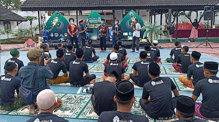 RAMADAN BUDAYA - Puluhan anak binaan Lembaga Pembinaan Khusus Anak (LPKA) Kelas II Lombok Tengah saat mengikuti acara Ramadan Budaya, Jumat (28/3/2025).