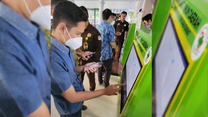 Salah seorang warga mengakses aplikasi Mobile JKN untuk mendapatkan layanan kesehatan di RSUD Provinsi NTB, Senin (1/8/2023).