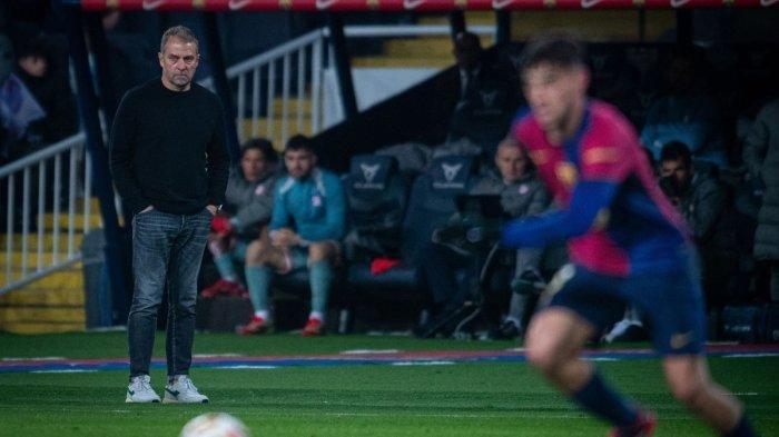 HANSI FLICK - Reaksi Hansi Flick pada leg pertama semifinal Copa Del Rey 2024/2025 melawan Atletico Madrid di Stadion Olimpiade Lluís Companys. Hansi Flick tak bisa menyembunyikan kekesalan kepada wasit setelah timnya tersingkir dramatis di semifinal Liga Champions. (Laman Barcelona)