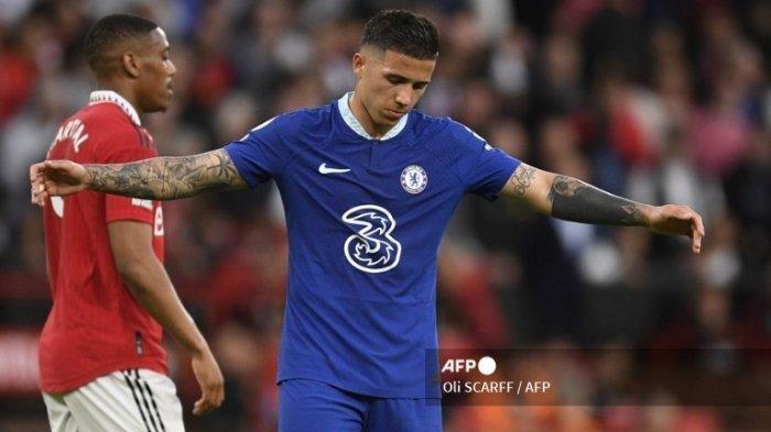 CHELSEA DIPREDIKSI IMBANG - (Arsip Foto Mei 2023) Reaksi gelandang Chelsea Enzo Fernandez setelah kebobolan atas Manchester United pada 25 Mei 2023. Chelsea menelan kekalahan dari Brighton pada kompetisi Piala FA 2024/25, Minggu (9/2). (Oli SCARFF / AFP)