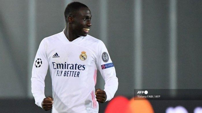 Bek Prancis Real Madrid Ferland Mendy melakukan selebrasi setelah membuka skor pada pertandingan leg pertama babak 16 besar Liga Champions UEFA Atalanta vs Real Madrid pada 24 Februari 2021 di stadion Atleti Azzurri d'Italia di Bergamo.