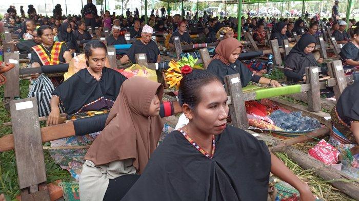 Ribuan perempuan penenun mengikuti acara Begawe Jelo Nyesek, di Dusun Dasan Baru, Desa Sukarara, Lombok Tengah, Sabtu (8/7/2023). Para penenun hendak memecahkan rekor MURI.