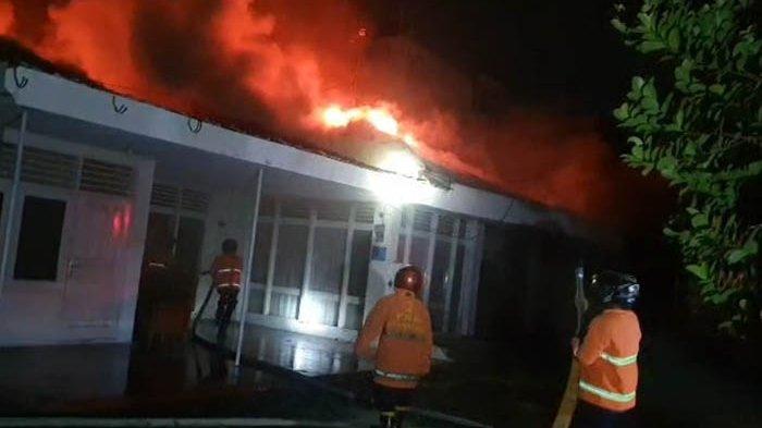 Rumah dinas yang terletak di samping RSI Siti Hajar Mataram ludes dilalap si jago merah Kamis malam 3 Agustus 2023.
