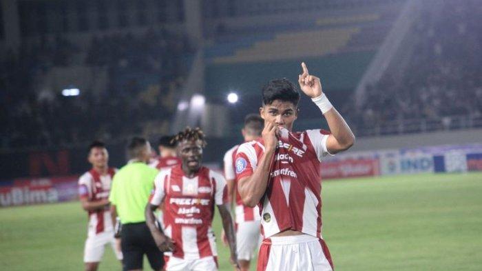 Penyerang Persis Solo, Ramadhan Sananta selebrasi seusai menjebol gawang Persib Bandung di Stadion Manahan, Solo, pada Selasa (8/8/2023) malam.