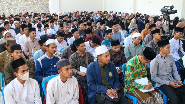 Para santri yang mengikuti seminar yang diselenggarakan Yayasan Pendidikan Pontren Syaikh Zainuddin NW Anjani, Lombok Timur, Jumat (27/10/2023).