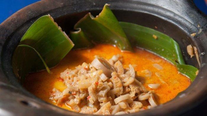 KULINER LOMBOK : Ares adalah sayur khas Lombok yang terbuat dari pelepah pisang muda yang dimasak dengan santan dan bumbu rempah.