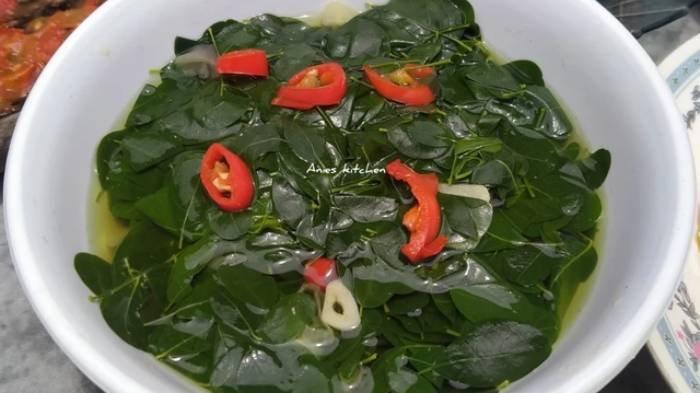 KULINER - Sayur bening daun kelor.