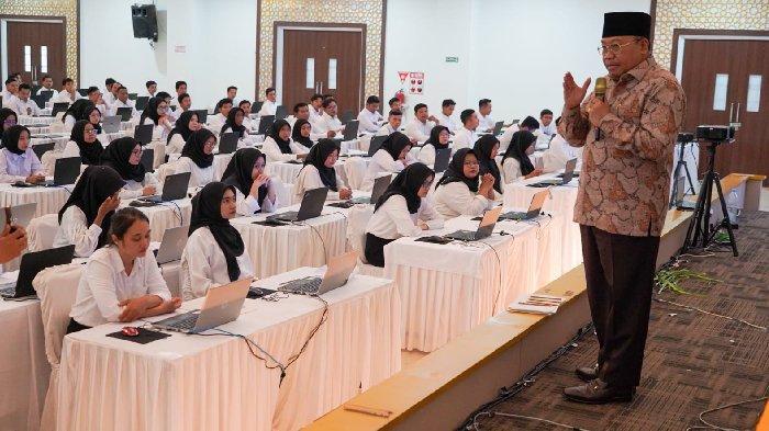Sekda NTB Lalu Gita Ariadi saat memberikan semangat kepada peserta mengikuti Seleksi Kompetensi Dasar (SKD) CPNS, Minggu (27/10/2024).