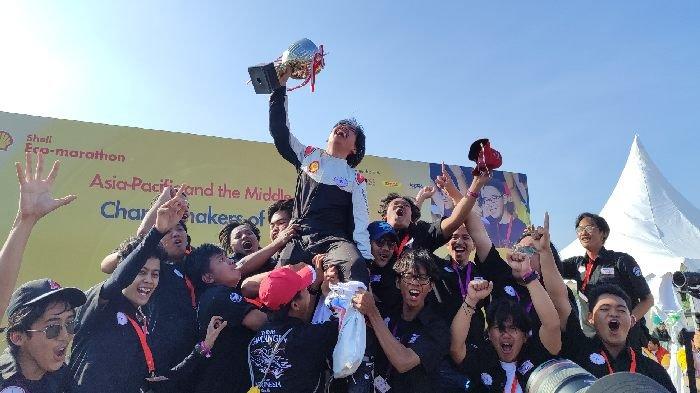 Selebrasi kemenangan tim Sapuangin ITS saat menjuarai regional Championship kategori Urban Concept Shell Eco-marathon Asia Pasifik dan Timur Tengah di Sirkuit Internasional Mandalika, Sabtu (6/7/2024).