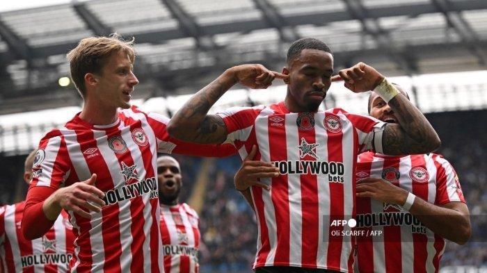 Striker Inggris Brentford Ivan Toney (Tengah) merayakan dengan rekan setimnya setelah mencetak gol pertama timnya selama pertandingan sepak bola Liga Premier Inggris antara Manchester City dan Brentford di Stadion Etihad di Manchester, barat laut Inggris, pada 12 November 2022.