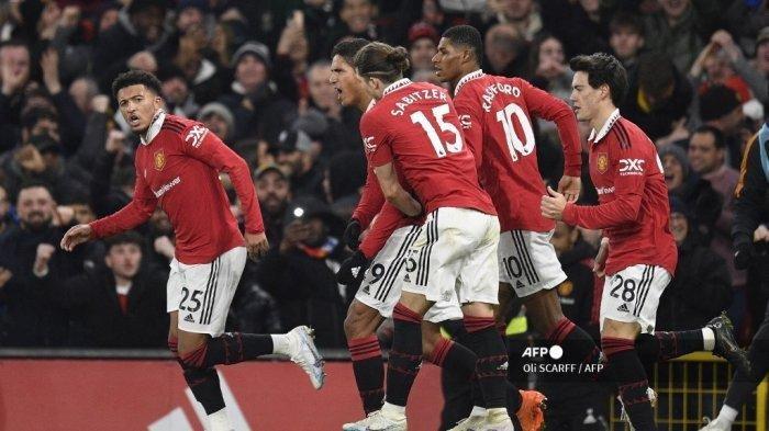 Striker Manchester United Jadon Sancho (kiri) merayakan setelah mencetak gol kedua timnya selama pertandingan sepak bola Liga Premier Inggris antara Manchester United dan Leeds United di Old Trafford di Manchester, barat laut Inggris, pada 8 Februari 2023.