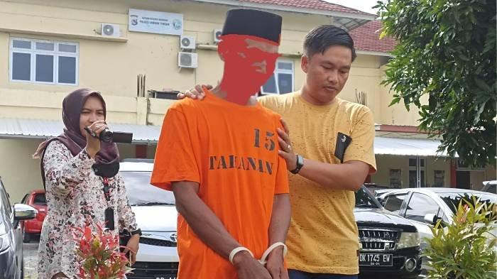 Suriatman, pelaku yang membunuh istrinya memakai baju tahanan usai keterangan pers, di Polres Lombok Tengah, Senin (29/1/2024).
