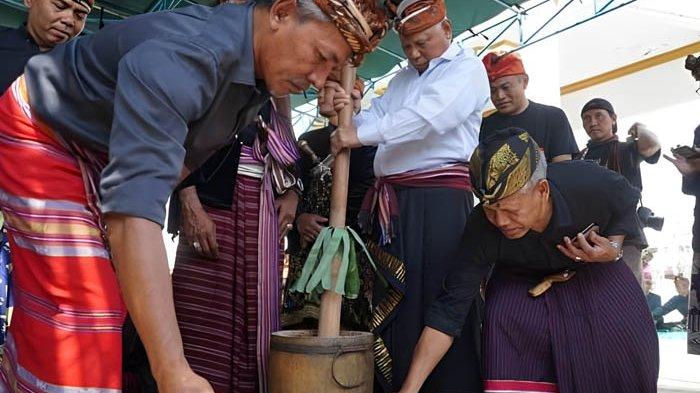 Bupati Lombok Timur, HM Sukiman Azmy berbaur bersama masyarakat menumbuk bumbu masakan pada event Batur Rumbuk IV, Kamis (24/8/2023).