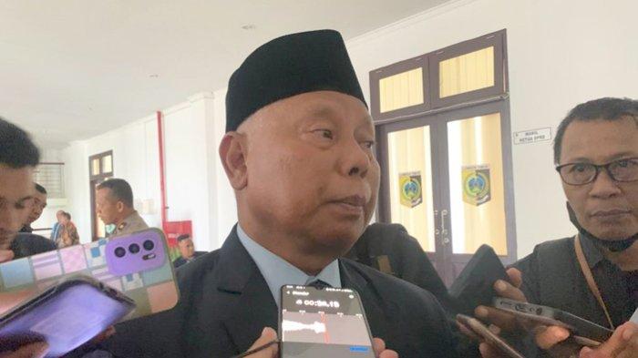 HM Sukiman Azmy memberi keterangan kepada awak media seusai rapat paripurna di kantor DPRD Lombok Timur, Selasa (19/9/2023).