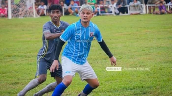 TARKAM - Eks Pemain Timnas Indonesia Syamsir Alam (depan) berebut bola dengan pemain Presisi NTB dalam pertandingan pembuka turnamen Wali Kota Cup 2025, di lapangan Selagalas, Kota Mataram, NTB, Jumat (2/5/2025).