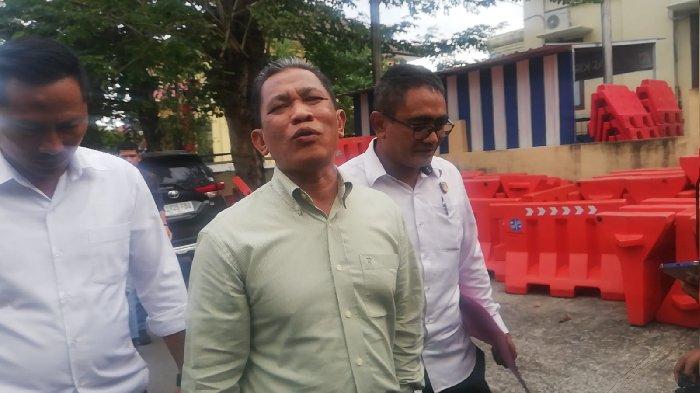 TERSANGKA MASKER - Sekdis Pariwisata NTB Cholid Tomasoang Bulu (baju hijau) saat berjalan menuju RS Bhayangkara Mataram untuk menjalani pemeriksaan kesehatan sebelum ditahan di Rutan Polresta Mataram, Senin (21/7/2025).