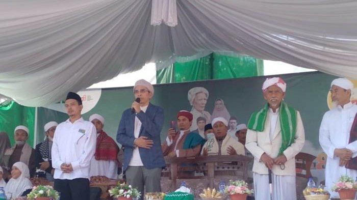 Ketua Umum Pengurus Besar Nahdlatul Wathan Diniyah Islamiyah, Dr.TGB. KH Muhammad Zainul Majdi, MA melepas peserta pawai alegoris di ruas jalan Pancor-Selong Lombok Timur, Sabtu (26/8/2023).