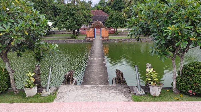 Balai Kambang di Taman Mayura, Kota Mataram. Taman ini merupakan salah satu objek wisata Lombok.