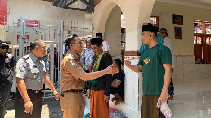 Penjabat Bupati Lombok Timur, H. M Juaini Taofik saat berkunjung ke Lapas Kelas IIB Selong Lombok Timur, Senin (23/10/2023).