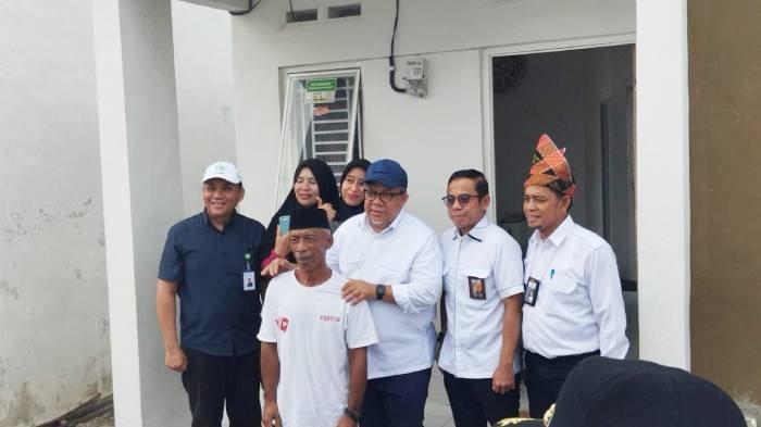 Komisioner Badan Pengelolaan Tabungan Perumahan Rakyat (BP Tapera), Heru Pudyo Nugroho (paling kiri) mendampingi Wamen Perumahan dan Kawasan Pemukiman Fahri Hamzah (tiga dari kanan) saat kunjungan kerja ke Sumbawa, NTB.