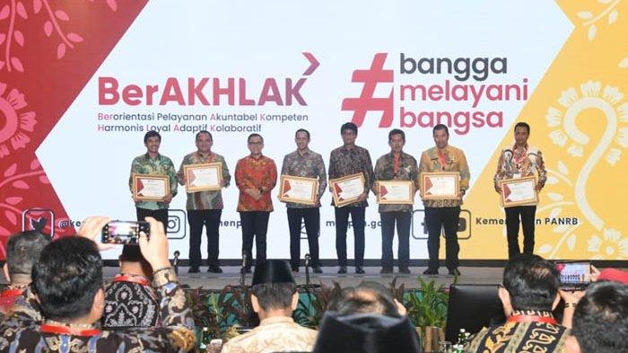 Kemenkumham menerima penghargaan dari Kementerian Pendayagunaan Aparatur Negara dan Reformasi Birokrasi sebagai Instansi Pemerintah dengan Tata Kelola Pengadaan ASN terbaik. Penghargaan diserahkan Menteri PAN RB Abdullah Azwar Anas kepada Sekjen Kemenkumham, Komjen Pol. Andap Budhi Revianto di Jakarta, Kamis (3/8/2023).
