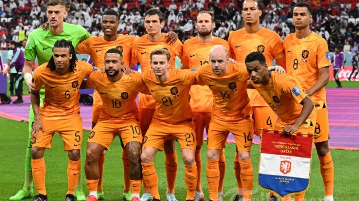 Pemain Belanda pose sebelum pertandingan sepak bola Grup A Piala Dunia 2022 antara Belanda dan Qatar di Stadion Al-Bayt di Al Khor, utara Doha pada 29 November 2022.
