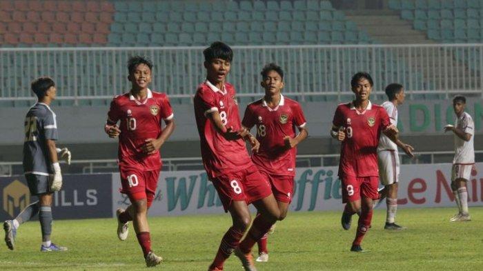 Pemain timnas U17 Indonesia bersukaria setelah membobol gawang timnas Emirat Arab pada laga Kualifikasi Piala Asia U17 2023 di Stadion Pakansari, Kabupaten Bogor, Rabu (5/10/2022). Indonesia menang dengan skor 3-2.