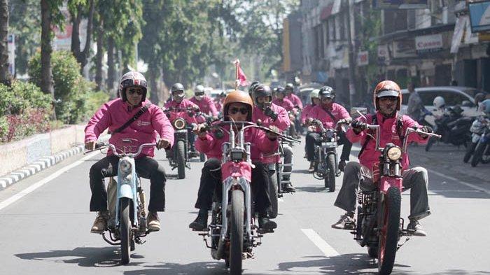 Menjelajah keindahan Pulau Lombok sekaligus membagikan momen di media sosial.
