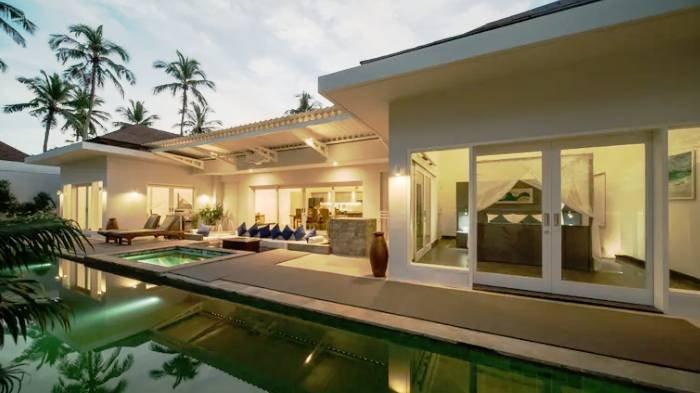 Setiap vila Tropik Resort Lombok dilengkapi dengan kolam renang pribadi yang bisa menambah kenikmatan liburan.