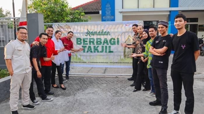 Tim Tribun Lombok dan Hotel Golden Palace foto bersama usai pembagian takjil gratis, Jumat (22/3/2024).