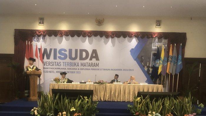 Rektor Universitas Terbuka, Prof Ojat Darojat memberikan sambutan di hadapan ratusan sarjana UT Mataram di Hotel Grand Legi Mataram, Minggu (29/10/2023).