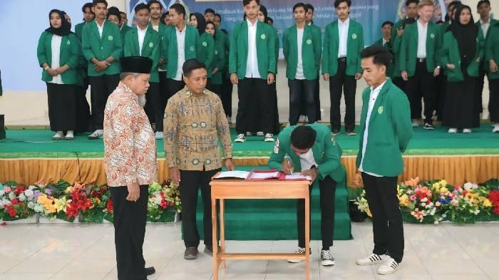 Universitas Muhammadiyah Mataram (UMMAT) kembali mengukuhkan kepemimpinan mahasiswa dengan melantik pengurus Badan Eksekutif Mahasiswa (BEM) dan Dewan Perwakilan Mahasiswa (DPM) periode 2025-2026