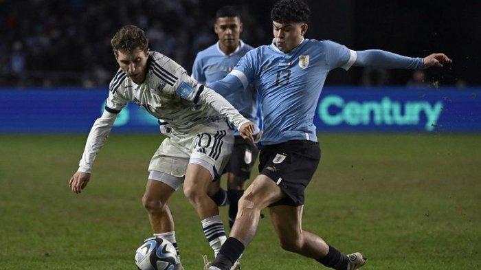 Gelandang Italia. Tommaso Baldanzi (kiri) dan bek Uruguay Alan Matturro (kanan) berebut bola pada final Piala Dunia U20 Argentina 2023 antara Uruguay vs Italia di Stadion Estadio Unico Diego Armando Maradona di La Plata, Argentina, pada Juni Senin 12 Juni 2023 WIB. Uruguay menjadi juara Piala Dunia U20 2023 setelah menang 1-0.