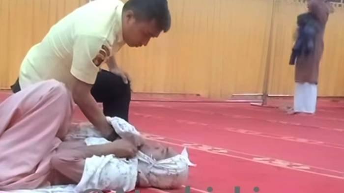 VIDEO VIRAL - Viral video seorang pria menyelinap kebarisan jemaah perempuan di Masjid Hubbul Wathan Islamic Center, Senin (14/4/2025). Polisi menyebut, pelaku melakukan aksinya karena petunjuk dari mimpi.