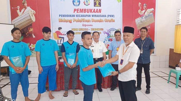 Lapas kelas IIB Selong Kemenkumham NTB menyelenggarakan pendidikan kecakapan wirausaha untuk warga binaan yang dimulai pada Rabu(26/7/2023). Pelatihan akan berlangsung selama 48 hari.