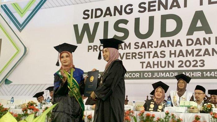 Sebanyak 940 Wisudawan Universitas Hamzanwadi mengikuti acara wisuda akbar, bertempat di GOR Hamzanwadi Pancor, Sabtu (16/12/2023).