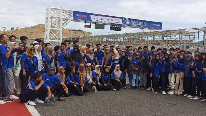 Para siswa dan guru SMA/SMK atusias nonton gratis dan Paddock Tour dalam Event bLU cRU Yamaha Sunday Race 2023 di Sirkuit Internasional Pertamina Mandalika, Sabtu (16/12/2023).