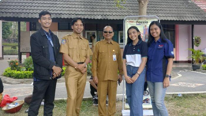 Plt. Kepala SMAN 1 Gunungsari, Joni Yulius Moa (ketiga dari kiri) dan PR Yamaha, Mila DIA (kanan).