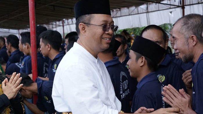 Gubernur Nusa Tenggara Barat, Dr. Zulklieflimansyah bersalaman dengan narapidana di Lembaga Pemasyarakatan Kelas IIA Lombok Barat pada Kamis, 17 Agustus 2023.