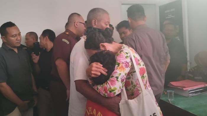ersangka kasus dugaan pelecehan seksual I Wayan Agus Suartama alias Agus Buntung dipeluk kedua orang tuanya karena menangis histeris begitu tahu dirinya akan ditahan di Lapas Kelas IIA Kuripan Kabupaten Lombok Barat mulai Kamis (9/1/2025).