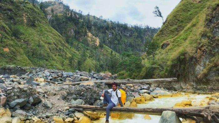 PENDAKIAN: Ahmad Viki, salah seorang pendaki Gunung Rinjani foto-fotoan di Koko Putek, Jalur Torean.