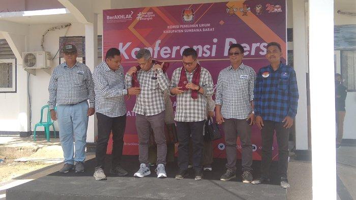 Pasangan Calon Bupati Sumbawa Barat Ahmad Salim dan Wakil Bupati Muhammad Nasir mendaftarkan diri ke Komisi Pemilihan Umum (KPU), Rabu (28/8/2024).