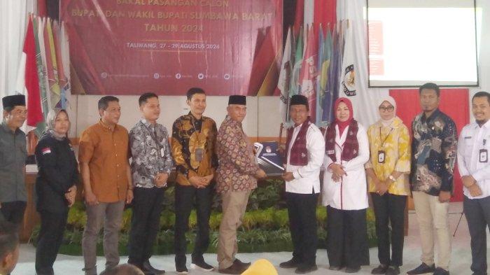 Komisi Pemilihan Umum (KPU) Kabupaten Sumbawa Barat (KSB) menerima pendaftaran Amar Nurmansyah-Hanipah sebagai bakal calon bupati dan wakil bupati pada Pemilihan Kepala Daerah (Pilkada) 2024, Kamis (29/8/2024).