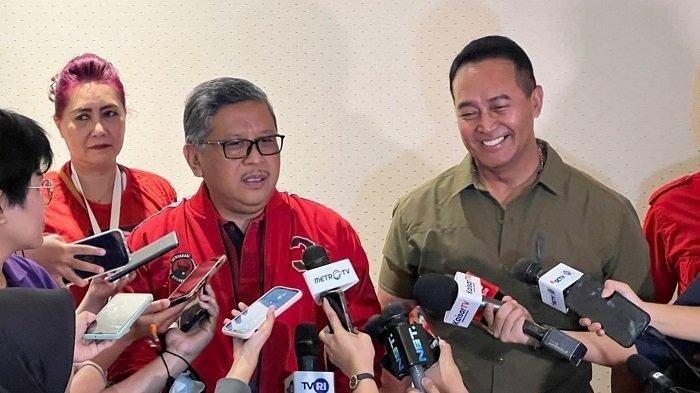 Sekretaris Jenderal DPP PDI Perjuangan (PDIP) Hasto Kristiyanto bersama eks Panglima TNI Jenderal (Purn) Andika Perkasa di sela-sela acara pelatihan bagi juru kampanye (Jurkam) muda pendukung Ganjar Pranowo di I News Tower, Jakarta, Selasa (18/7/2023).