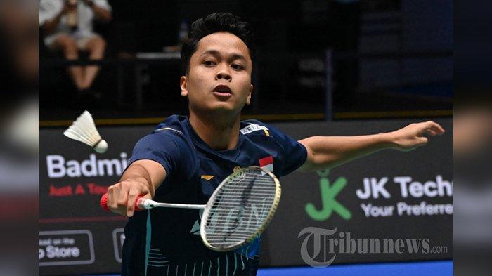 Pebulu tangkis tunggal putra Indonesia, Anthony Sinisuka Ginting bertanding melawan pebulu tangkis tunggal putra Denmark, Anders Antonsen dalam babak final tunggal putra turnamen badminton Singapore Open 2023 di Singapura, Minggu (11/6/2023).