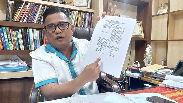 Kuasa Hukum Hotel Katara Gili Trawangan Asmuni memberikan keterangan pers di kantornya, Kamis (18/1/2024).