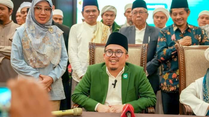 Ketua Umum (Ketum) Pengurus Besar Nahdlatul Wathan (PBNW) TGKH Muhammad Zainuddin Atsani saat konferensi pers di Lombok Timur, Kamis (15/2/2024).
