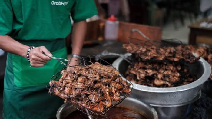 Ayam Bakar Taliwang Khas Pak Udin yang siap untuk dibakar dan dihidangkan kepada pelanggan yang datang langsung ke lokasi mereka atau secara pesan antar GrabFood.