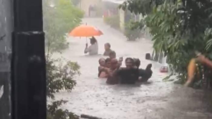EVAKUASI DIRI - Sejumlah warga perumah BTN Sweta, Kecamatan Cakranegara, Kota Mataram mengevakuasi diri di tengah genangan banjir, Minggu (6/7/2025).
