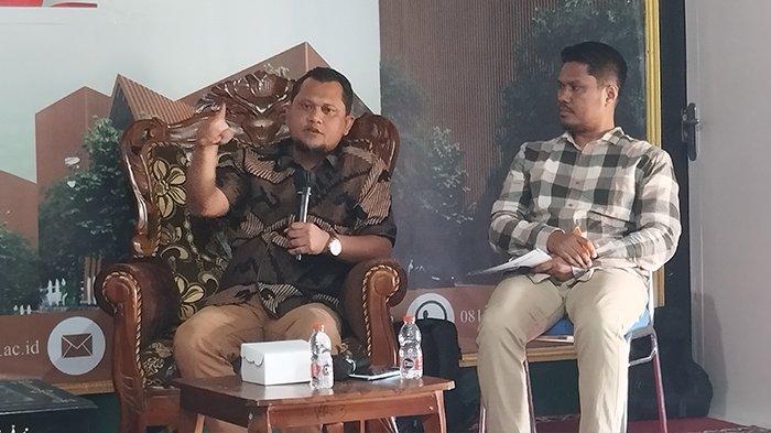 Ketua Bawaslu NTB Itratip (kiri) menjadi narasumber dalam acara Mata Lokal Memilih TribunLombokcom di Universitas Nahdhatul Ulama NTB, Kamis (18/1/2024).